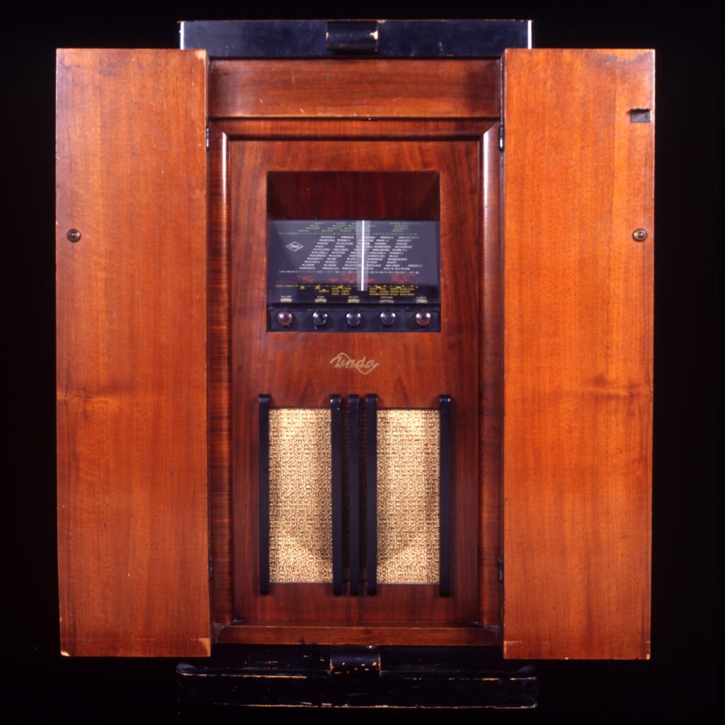 Valve radiophonograph console manufactured by LESA in polished wooden cabinet