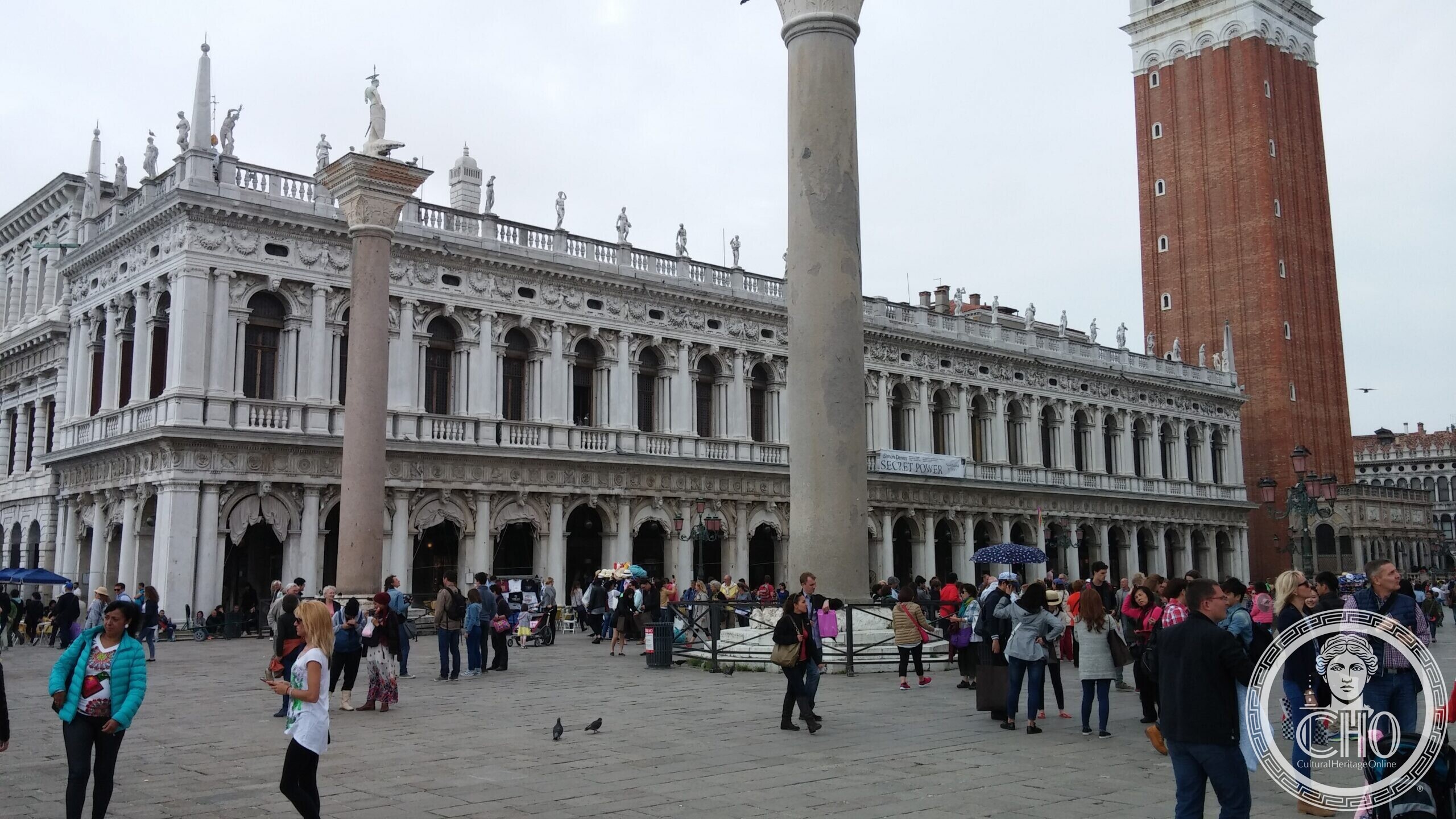 The arcaded front of the Marciana Library on the Piazzetta, with the column of the lion of Saint Mark