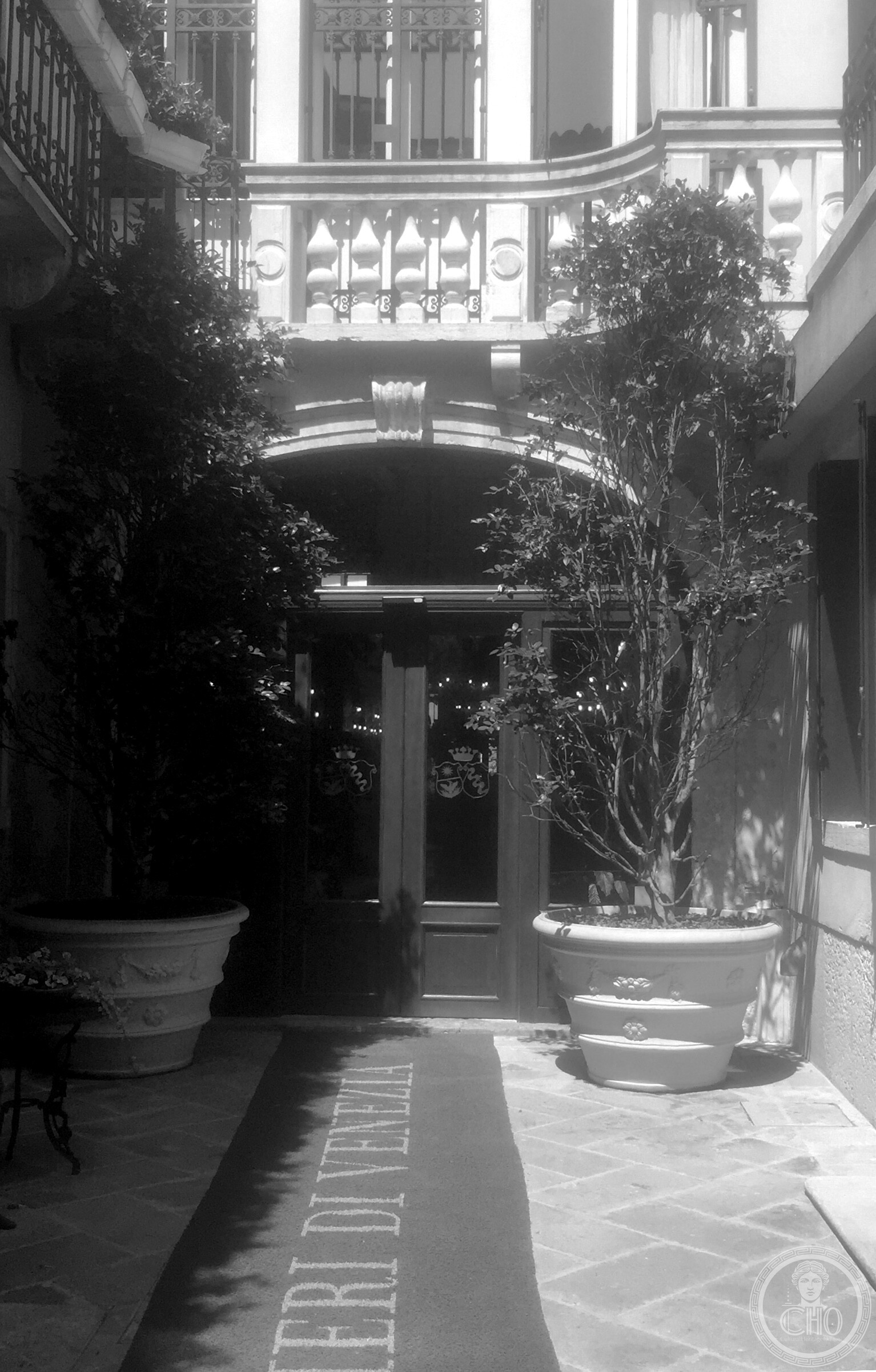 Inner courtyard of Palazzo Valier showing an elegant balustraded loggia and potted laurels at Hotel Ai Cavalieri di Venezia