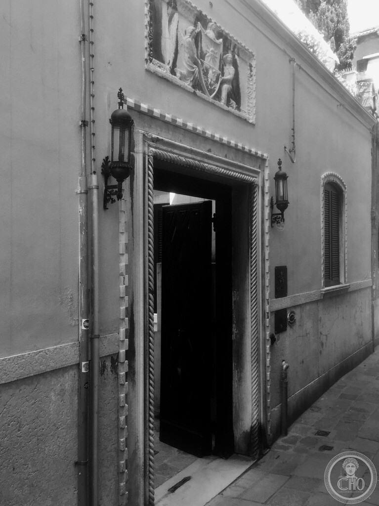 16th-century stone entrance portal of Palazzo Valier on Calle dei Cavalieri featuring twisted rope moulding and an angelic heraldic relief in Venice