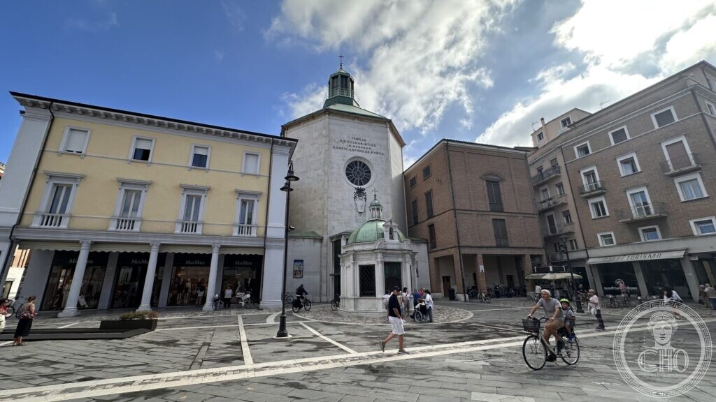 The white front of the church of Sant Antonio with the small octagonal domed tempietto standing in front of it