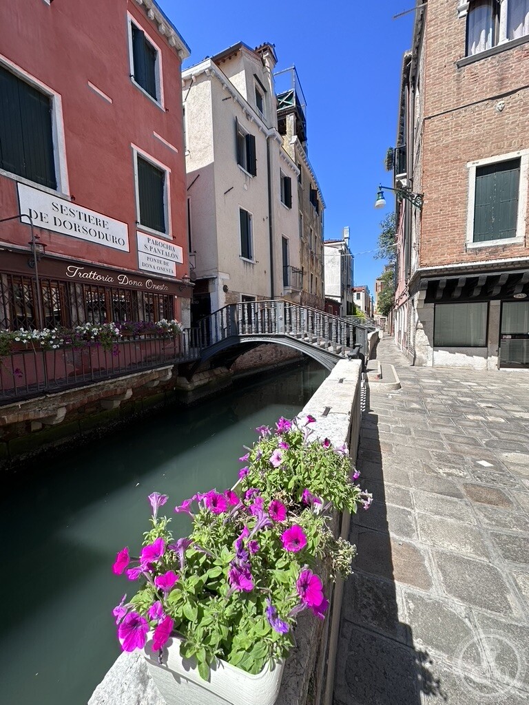The Ponte de la Dona Onesta — a Name with Three Stories and No Evidence