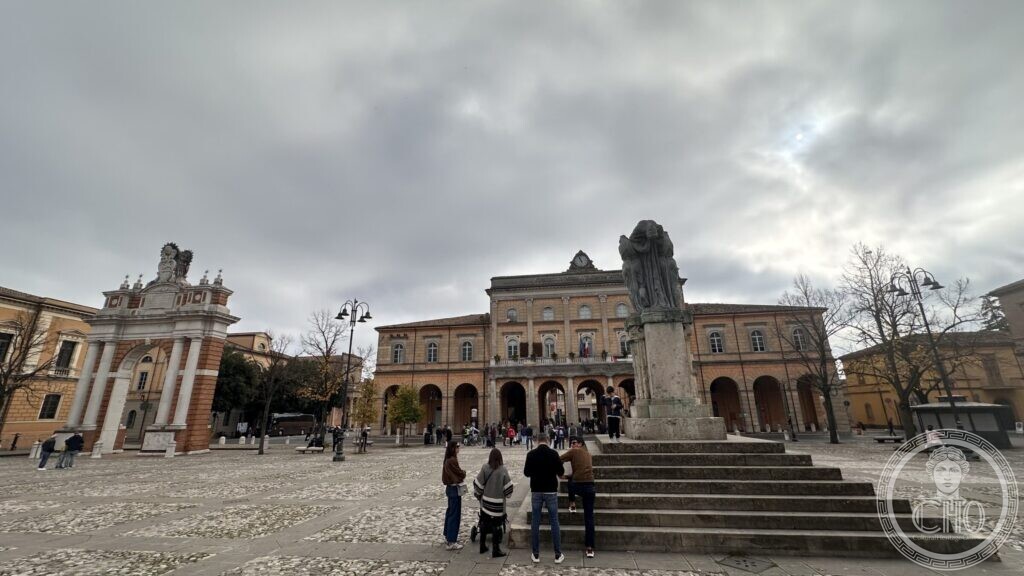 Piazza Ganganelli in Santarcangelo di Romagna with the Ganganelli arch on the left, the town hall in the middle and the war memorial on the right