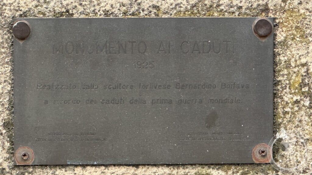 The bronze information plate at the foot of the war memorial at Santarcangelo, naming the sculptor Bernardino Boifava and the year 1925