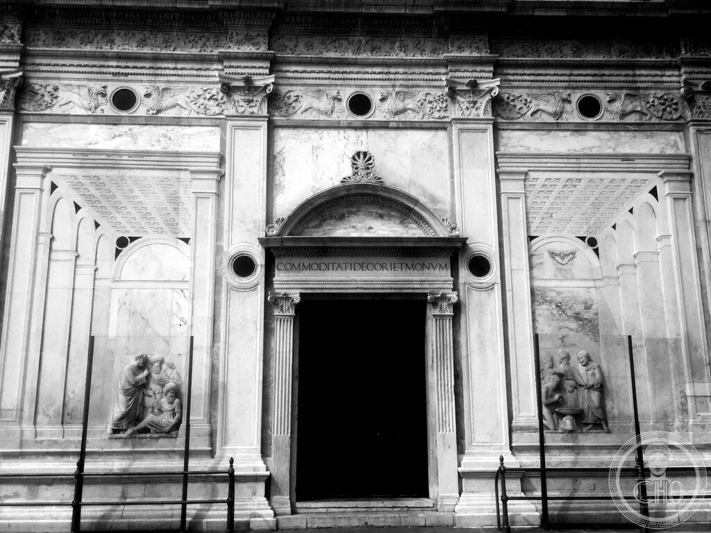Trompe-l'œil marble perspective reliefs by Tullio Lombardo on the facade of Scuola Grande di San Marco