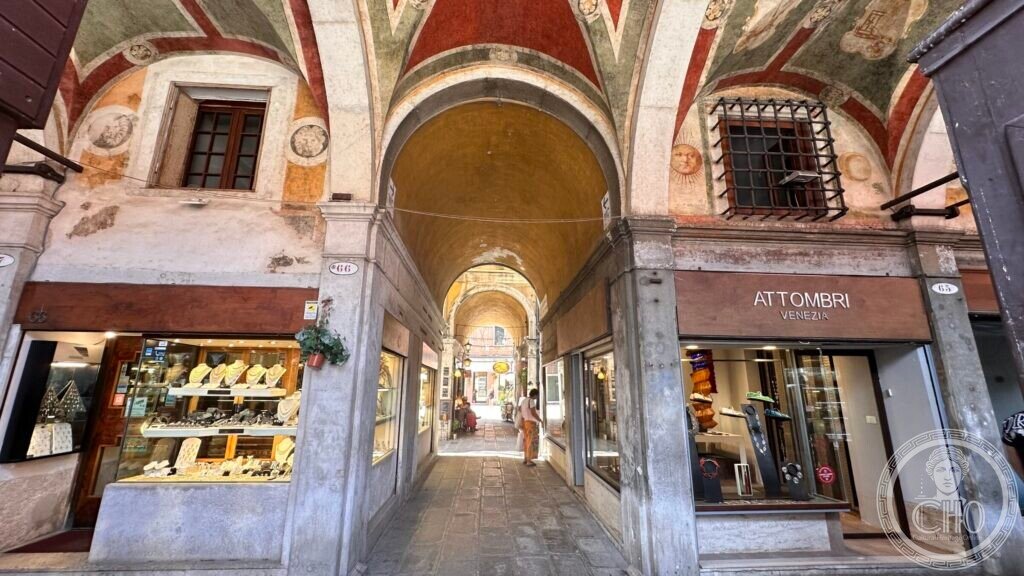 Sotoportego dei Oresi: the goldsmiths who paid for the ceiling above their own doors