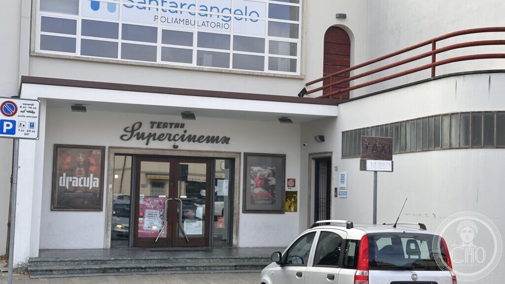 The entrance of the Supercinema with three horizontal bands in relief stepping down on either side