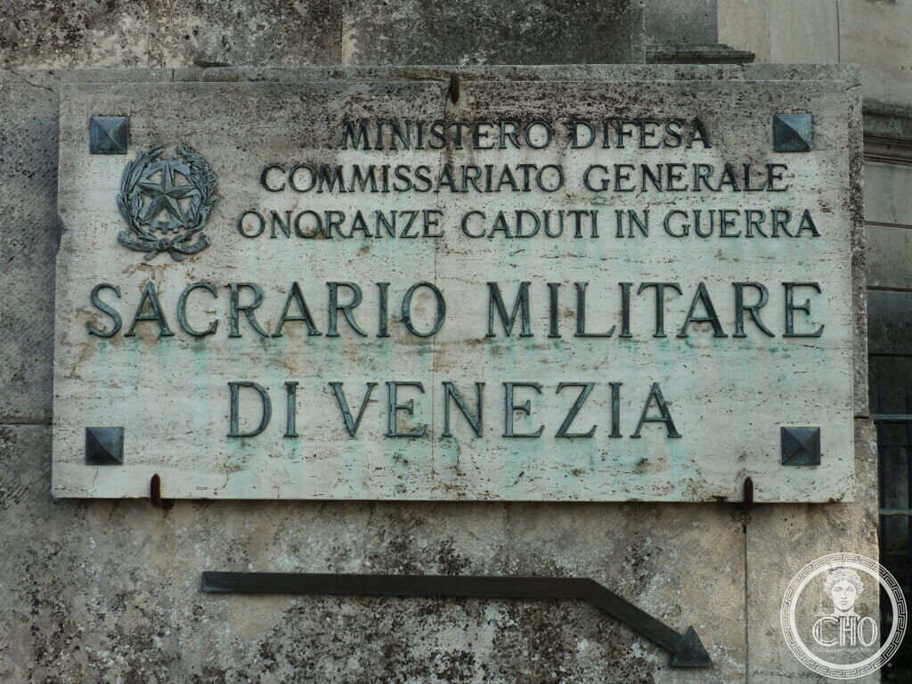 The plaque reading Sacrario Militare di Venezia, Ministero della Difesa, Commissariato Generale Onoranze Caduti in Guerra