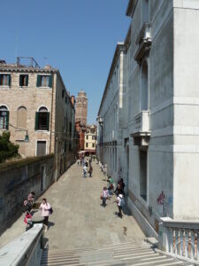 The block from the calle