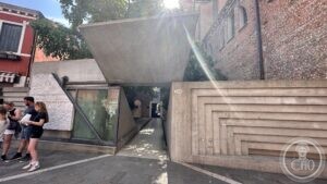Carlo Scarpa in Venice: a gate, a lecture hall, a showroom and a garden