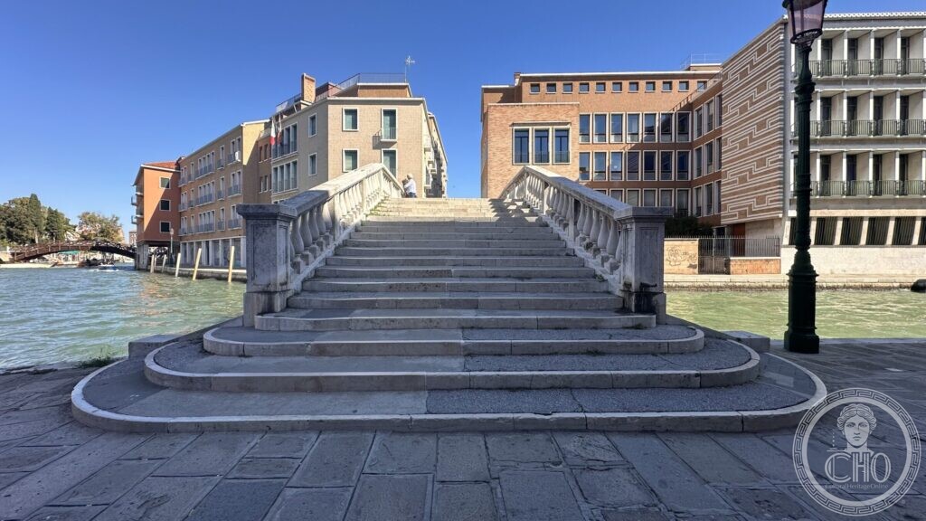 The steps of the Ponte de la Cereria rising from the fondamenta