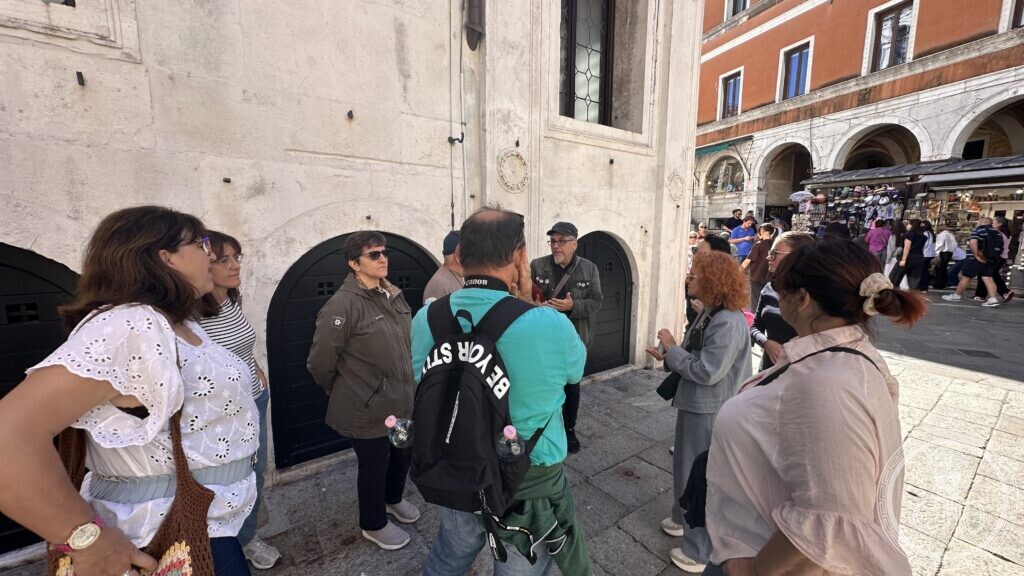 The Rialto bridge and the market stalls seen from the Riva del Vin at the end of the walk