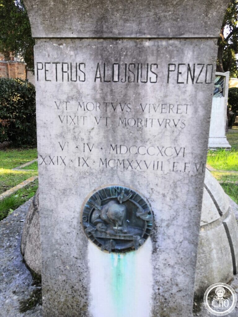 The Latin inscription on Penzo's tomb: PETRUS ALOJSIUS PENZO, UT MORTUUS VIVERET VIXIT UT MORITURUS, with the dates in Roman numerals and a bronze medallion below