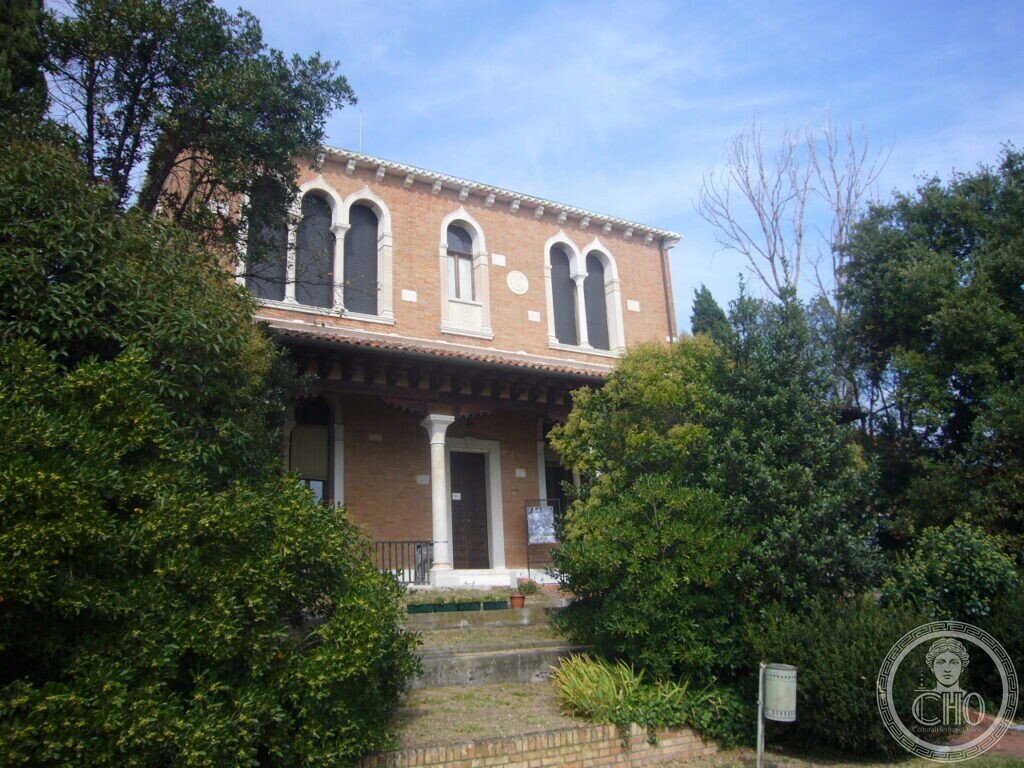 The smaller of the two villas of the Hériot complex, brick facade with paired arched windows and entrance porch