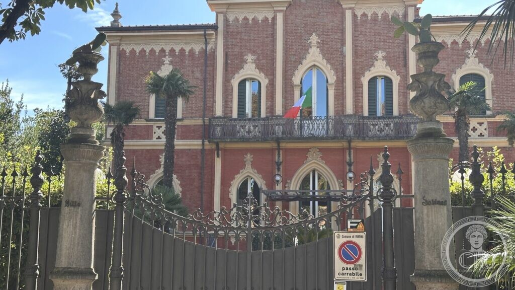 Close view of the villa facade and the gate pillars, with the words Villa and Solinas in cursive relief