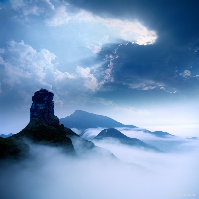 The New Golden Summit (Neijin Ding) of Fanjingshan in Guizhou Province, China, showing the two Buddhist temple buildings perched on the separated twin rock pinnacle rising above cloud sea at the summit of the Wuling Mountain range
