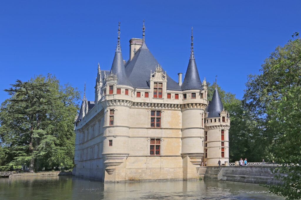 Schloss Azay-le-Rideau. Das in der Loire-Region liegende Wasserschloss wurde in den Jahren 1518 - 1527 errichtet