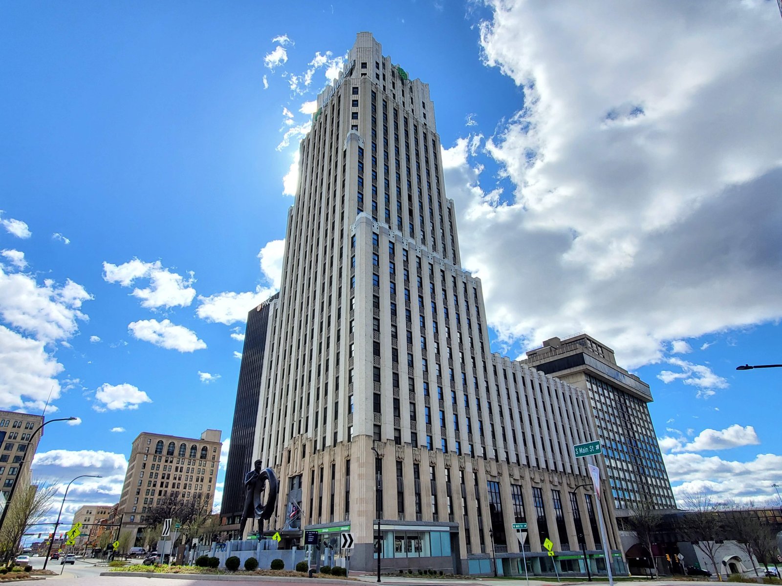 Huntington Tower (1931), 27-story Art Deco skyscraper clad in glazed terra cotta at 222 South Main Street, Downtown Akron, Ohio, tallest building in Akron.