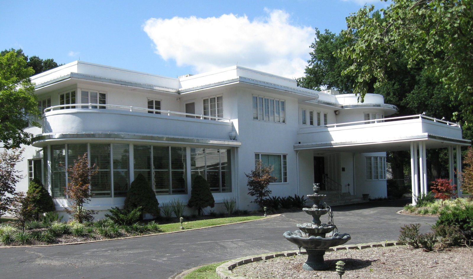 Chatol Streamline Moderne mansion with curved walls and porthole windows in Centralia, Missouri